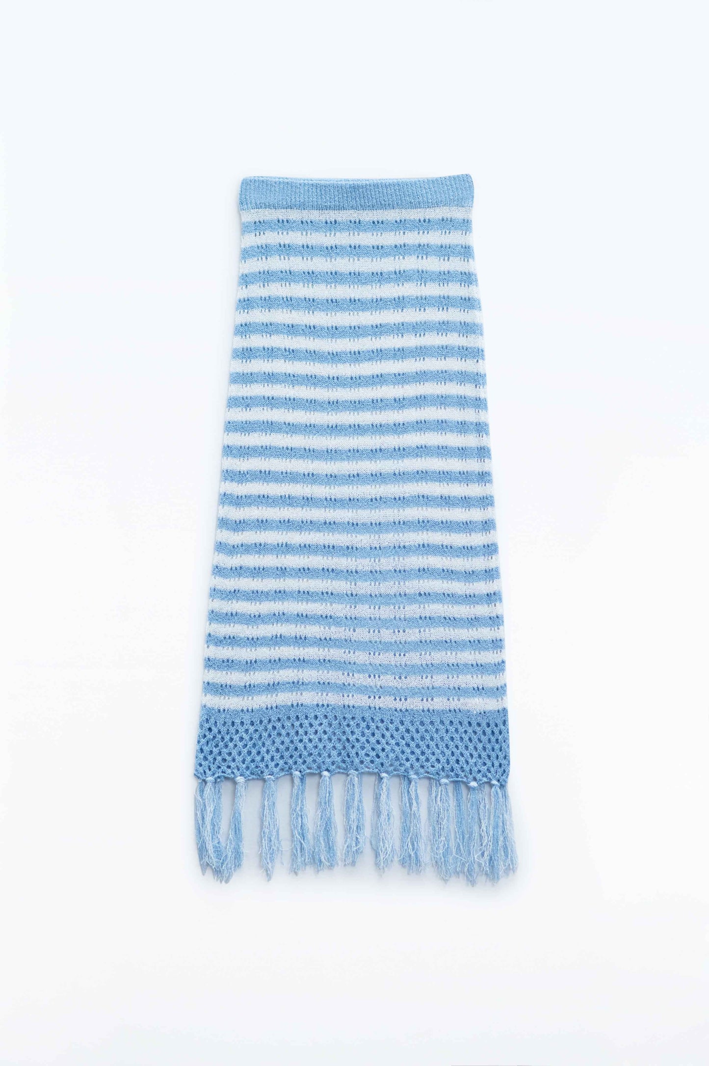 Falda blanca midi de crochet con rayas azules y dobladillo de flecos Q2