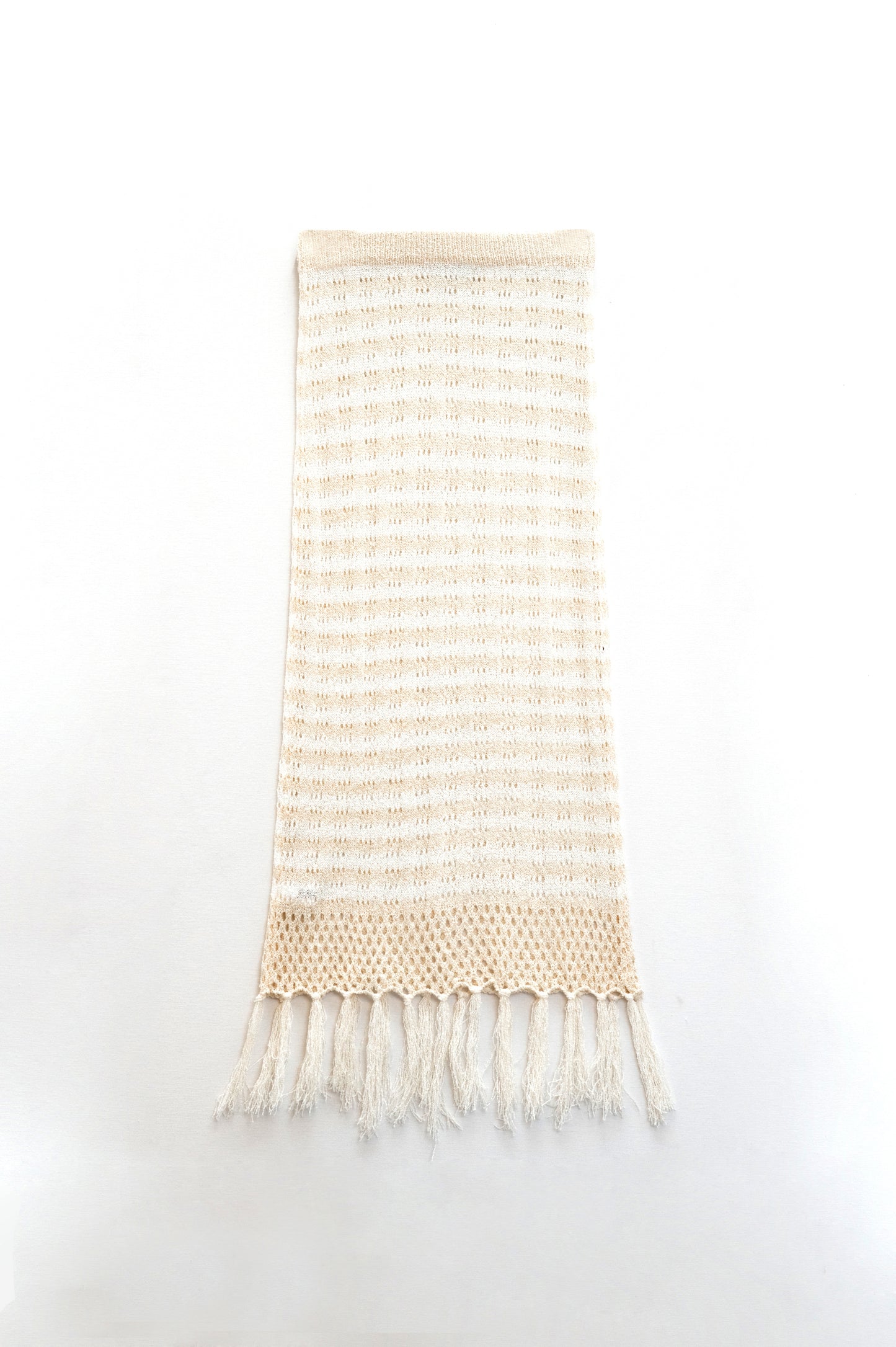 Q2 Falda blanca midi de crochet con rayas beige y dobladillo de flecos