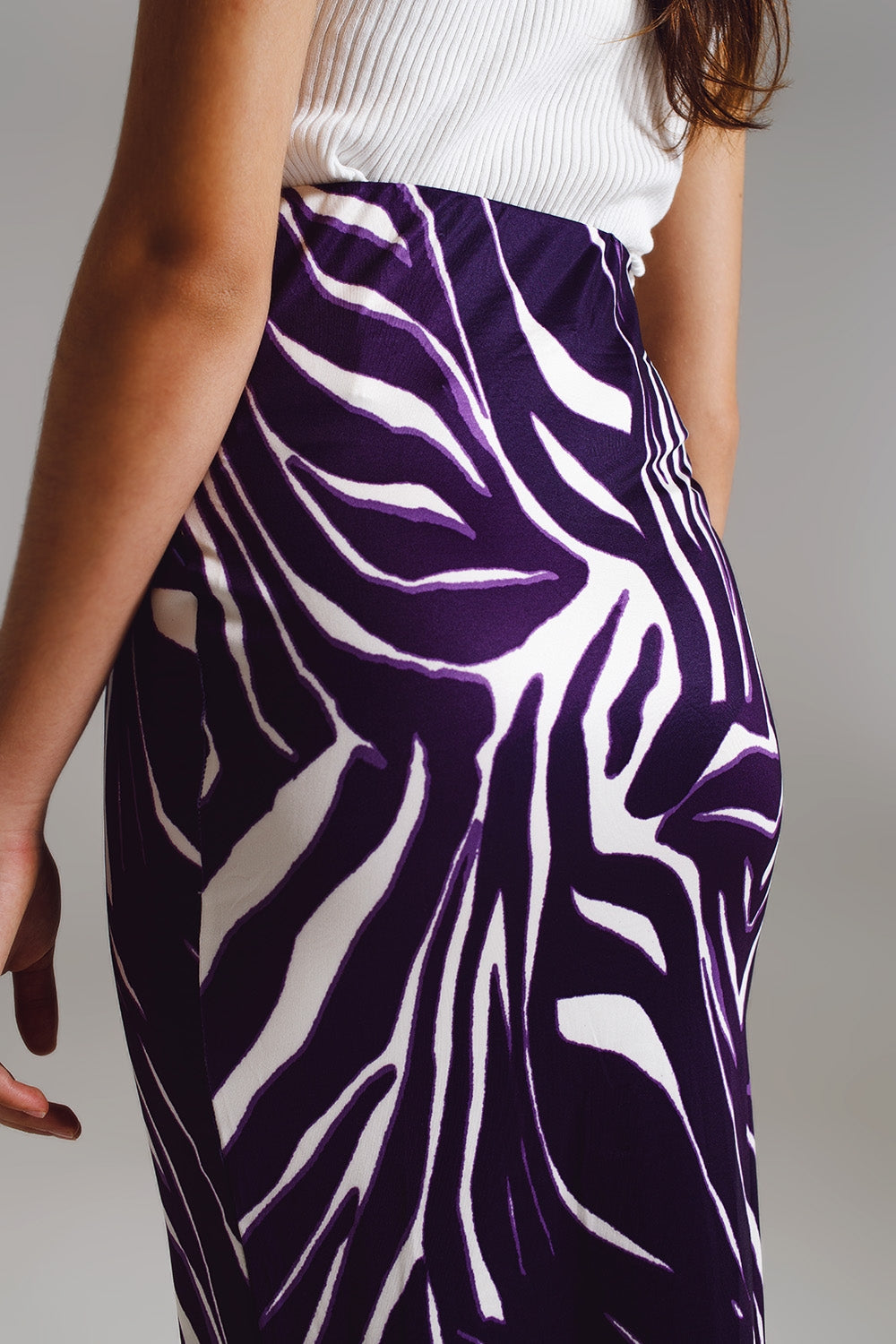 Falda envolvente con detalle fruncido en el lateral en estampado de cebra morado y crema Q2