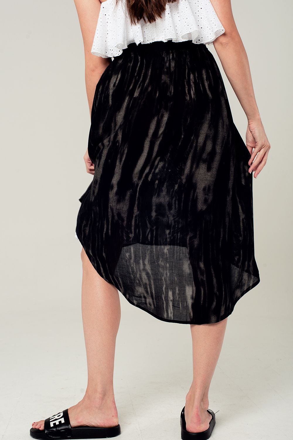 Falda estampada en negro y gris de corte asimétrico Q2