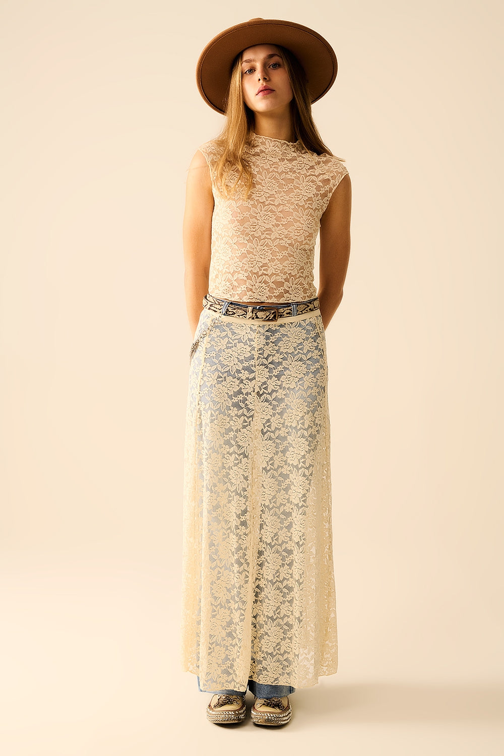 Falda maxi de encaje beige con diseño floral Q2