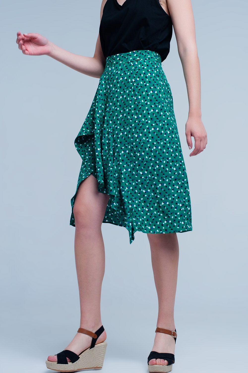 Falda midi verde con estampado floral de lunares y detalle de volante Q2