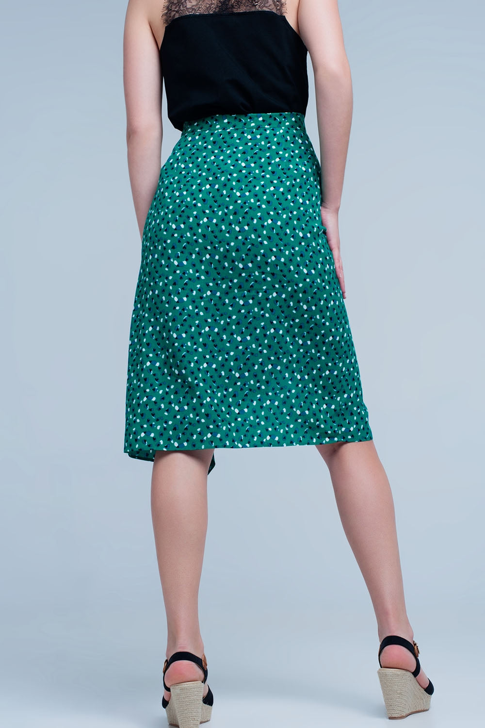 Falda midi verde con estampado floral de lunares y detalle de volante Q2
