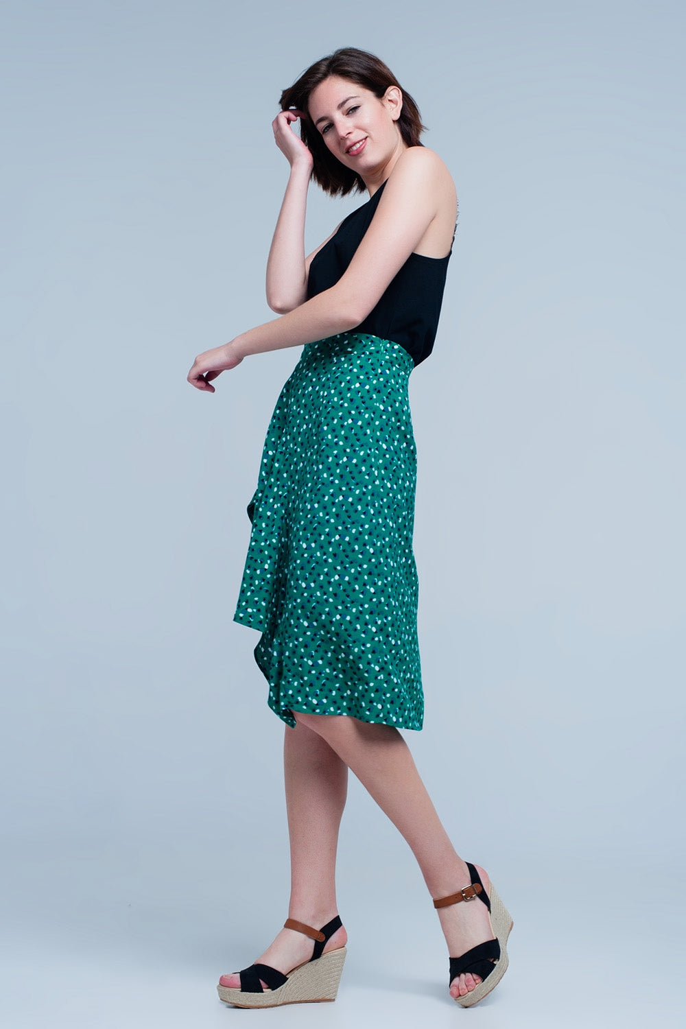 Falda midi verde con estampado floral de lunares y detalle de volante Q2
