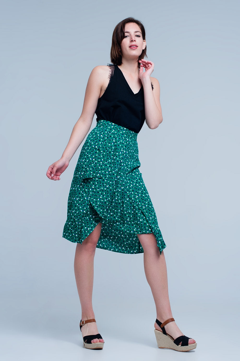 Falda midi verde con estampado floral de lunares y detalle de volante Q2