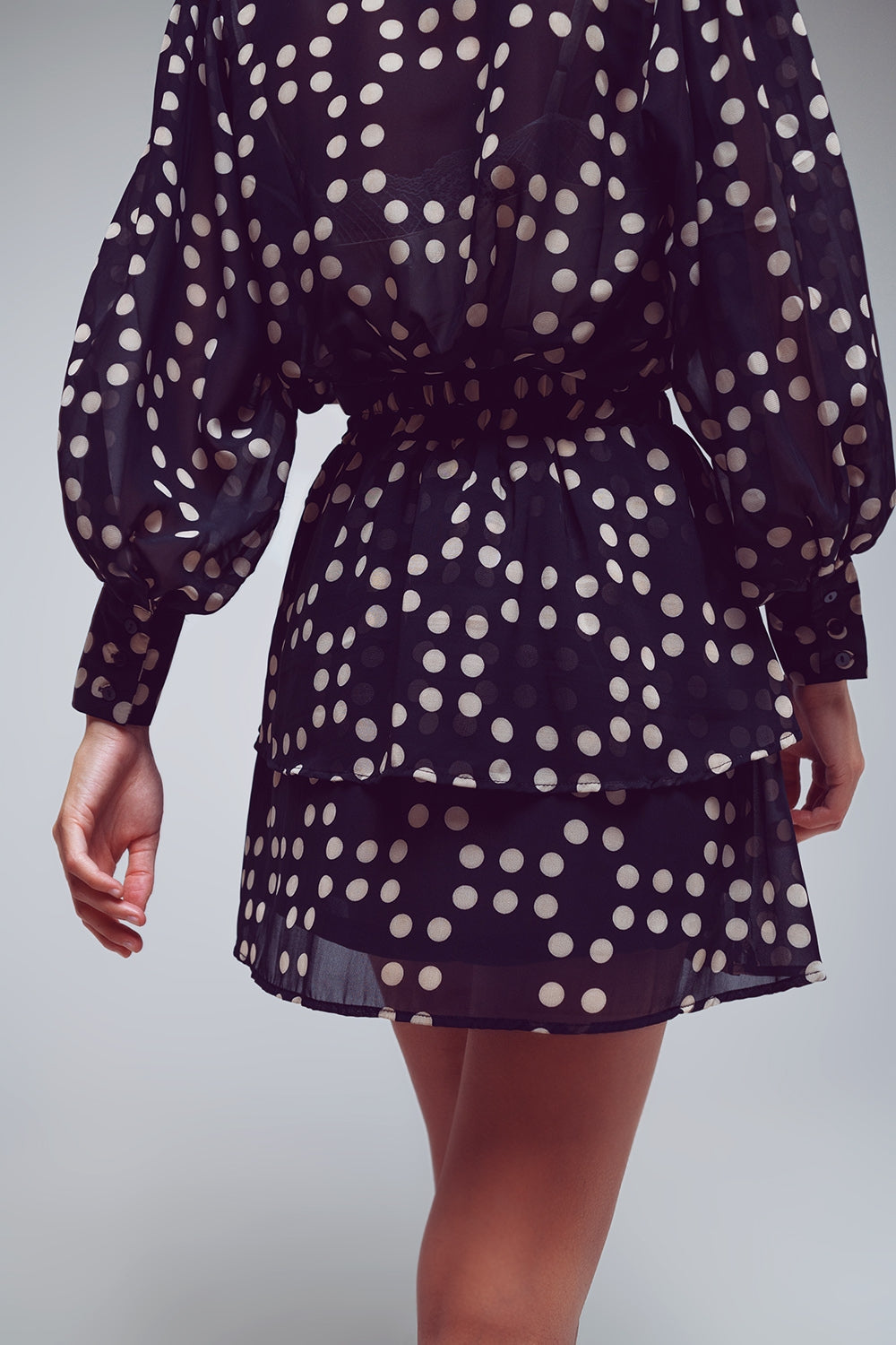 Falda mini con volados en negro y lunares crema Q2