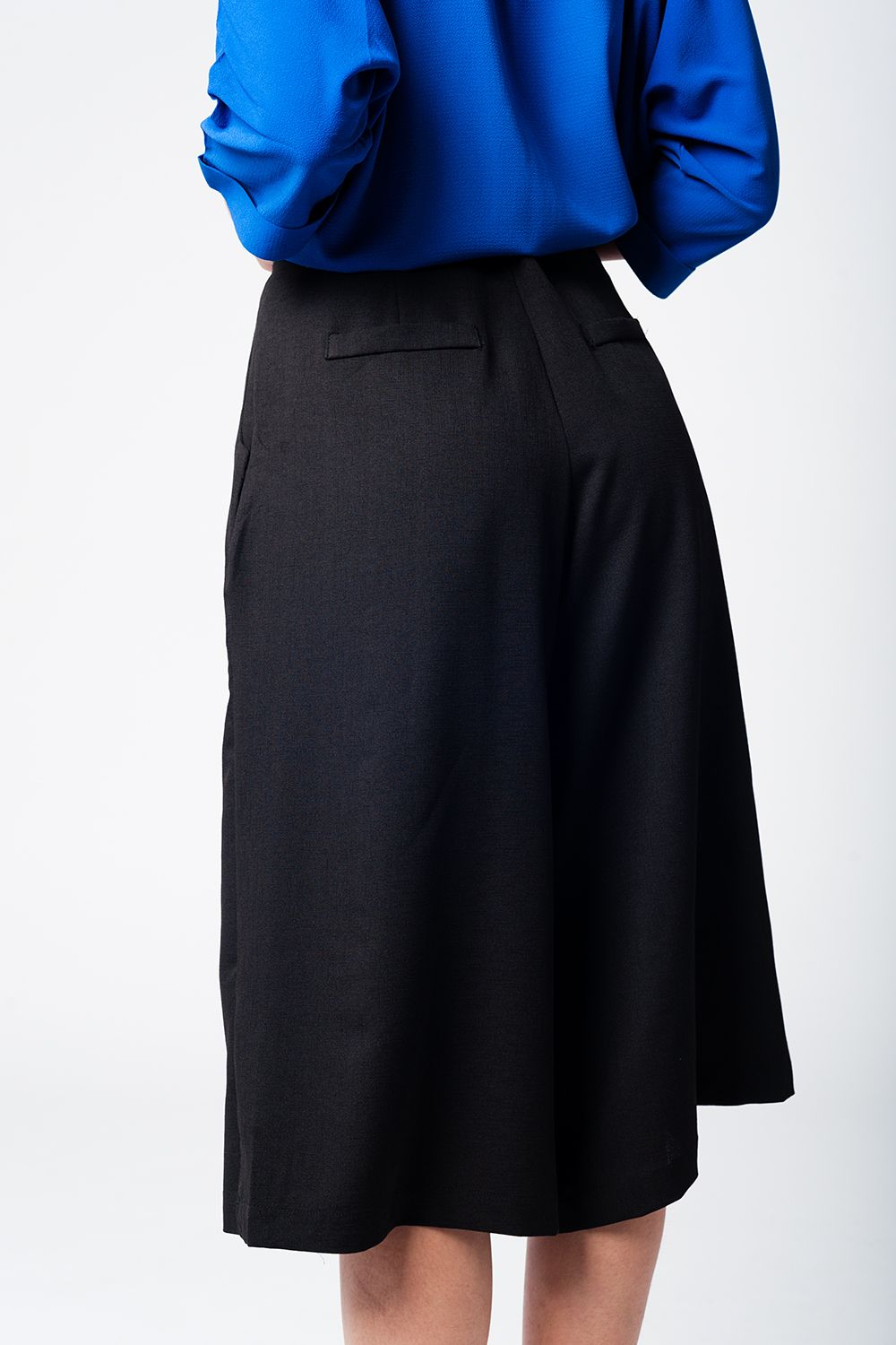 Falda pantalón negro con botones de plata Q2
