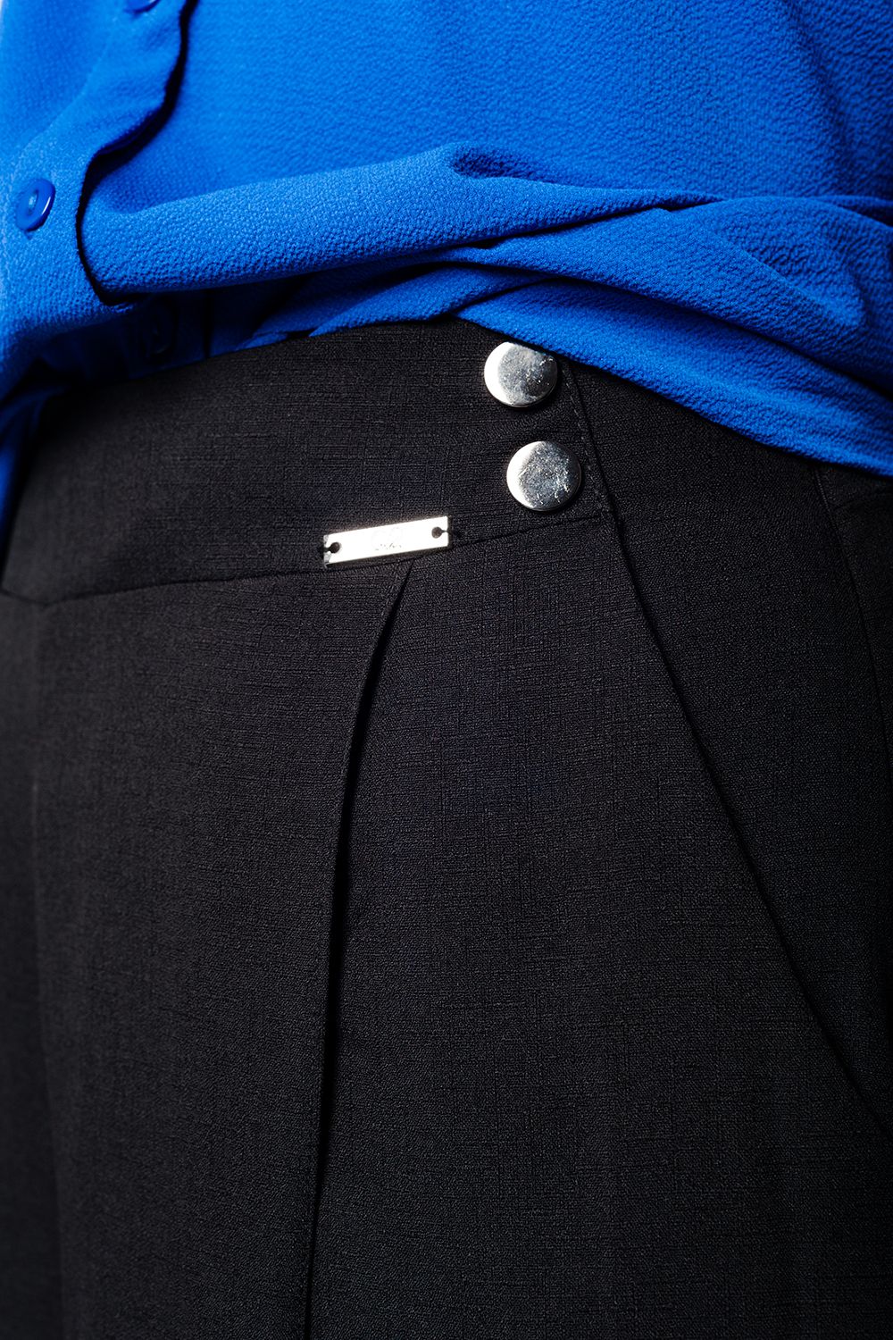 Falda pantalón negro con botones de plata Q2
