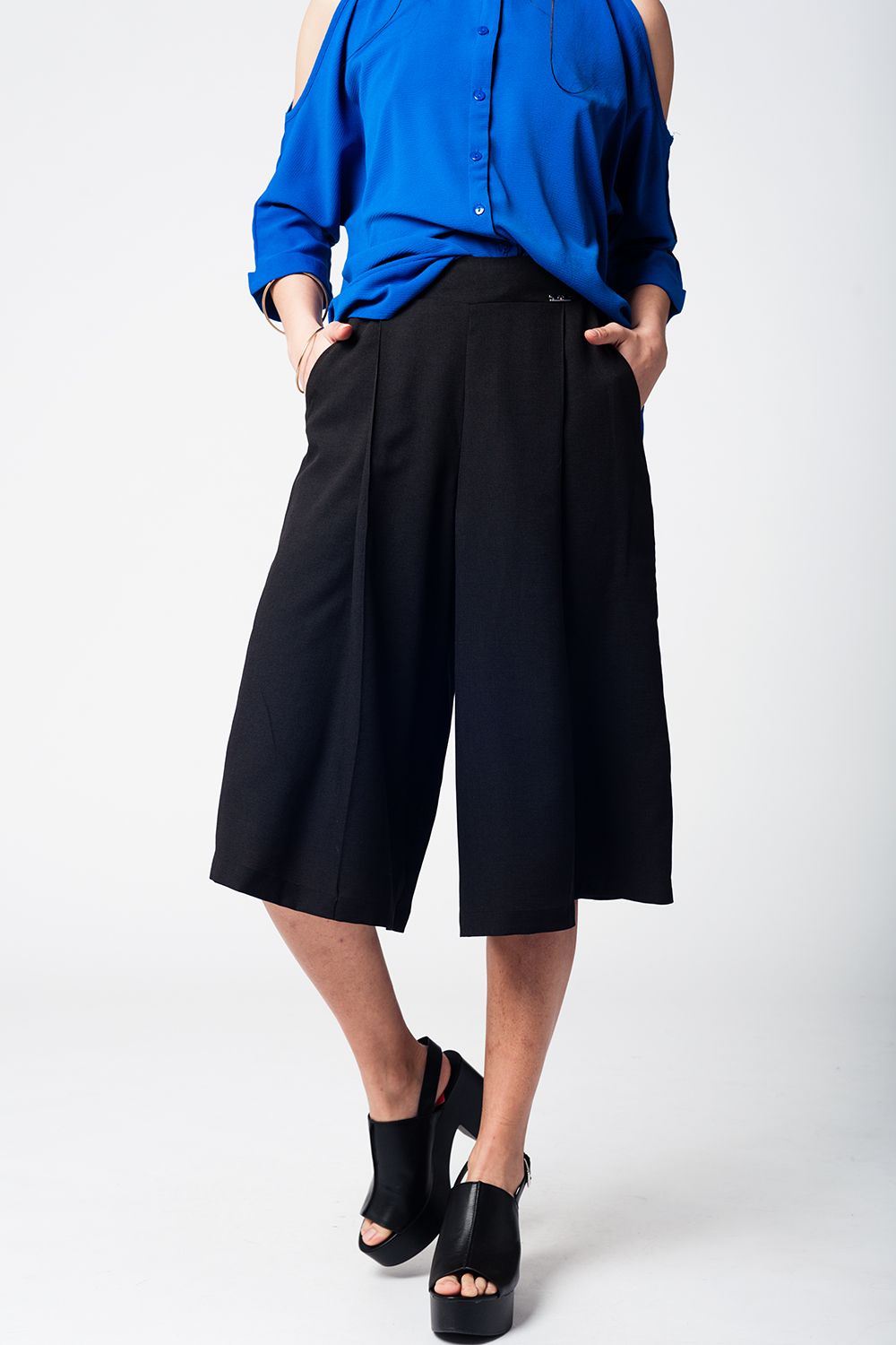 Q2 Falda pantalón negro con botones de plata