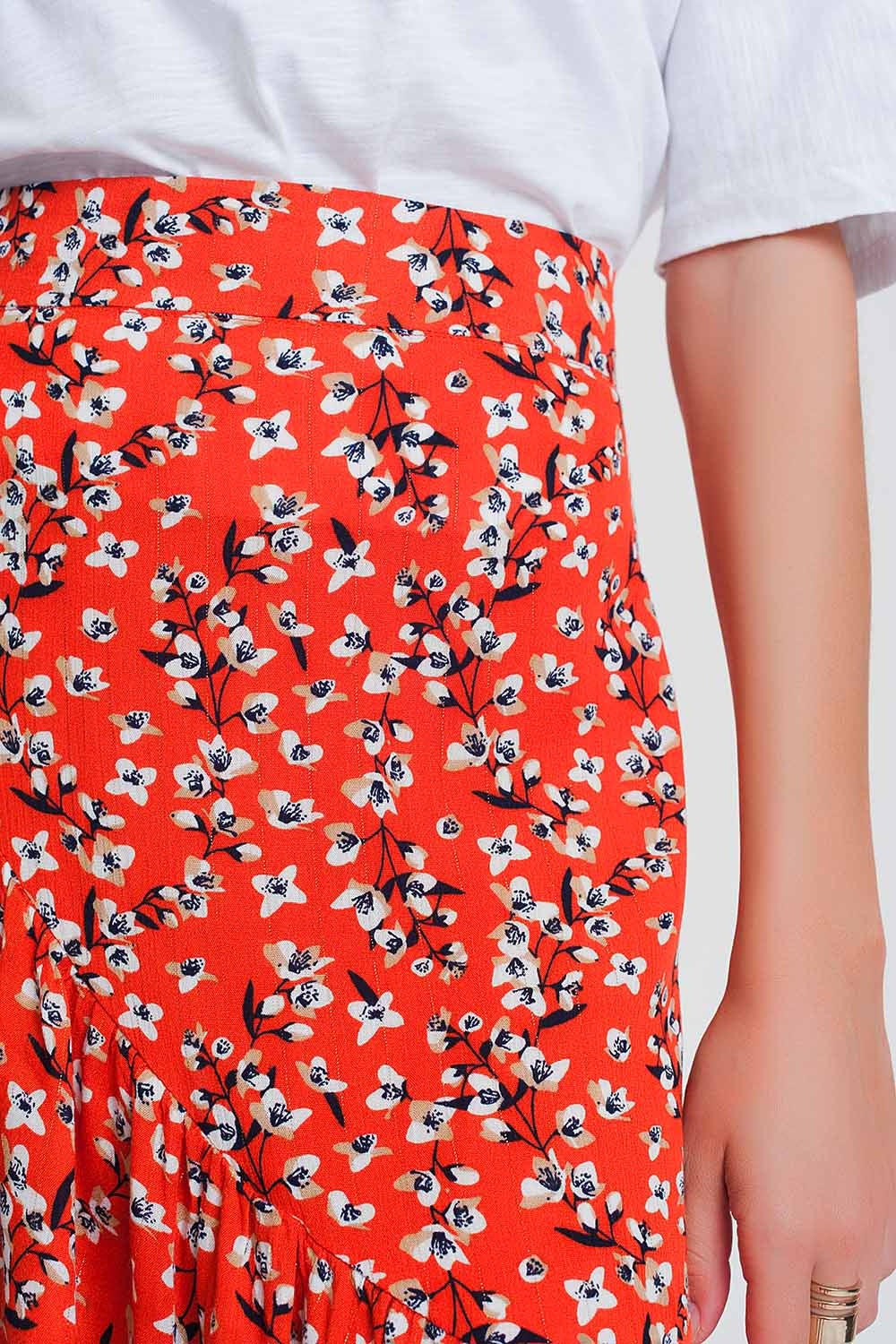 Falda roja asimétrica y cruzada con estampado Q2