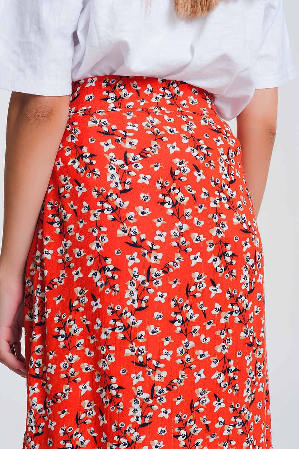 Falda roja asimétrica y cruzada con estampado Q2