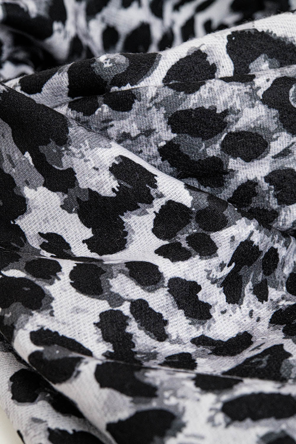 Fino pañuelo tejido con estampado de leopardo en gris Q2