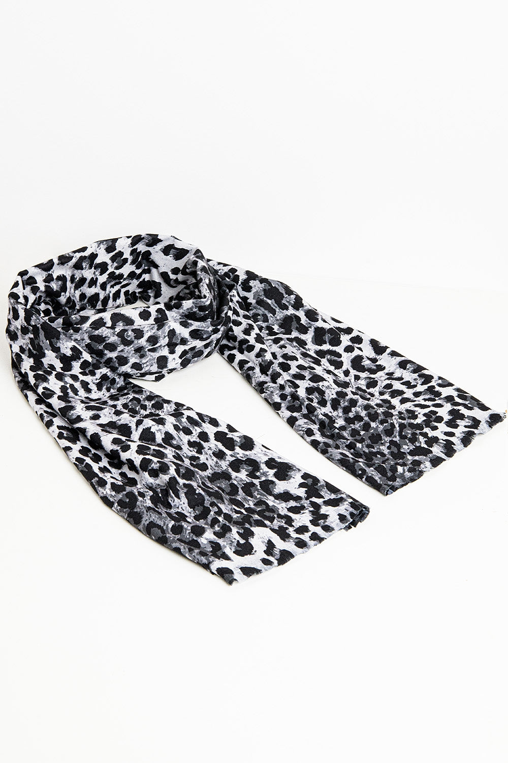 Fino pañuelo tejido con estampado de leopardo en gris Q2