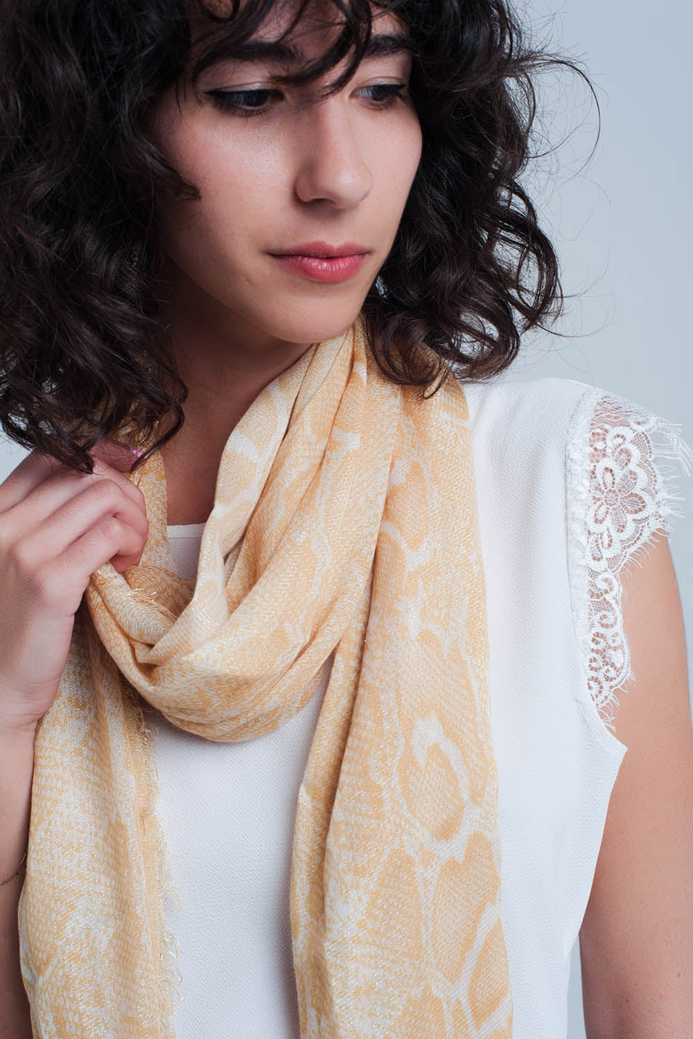 Fular amarillo con estampado de leopardo Q2