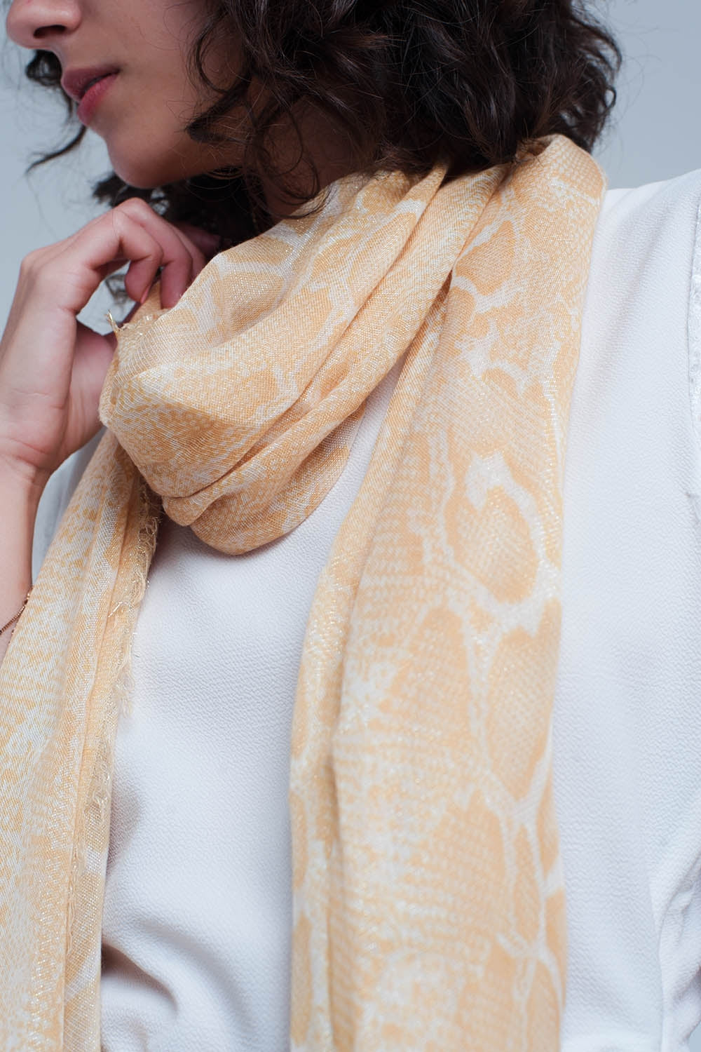 Fular amarillo con estampado de leopardo Q2