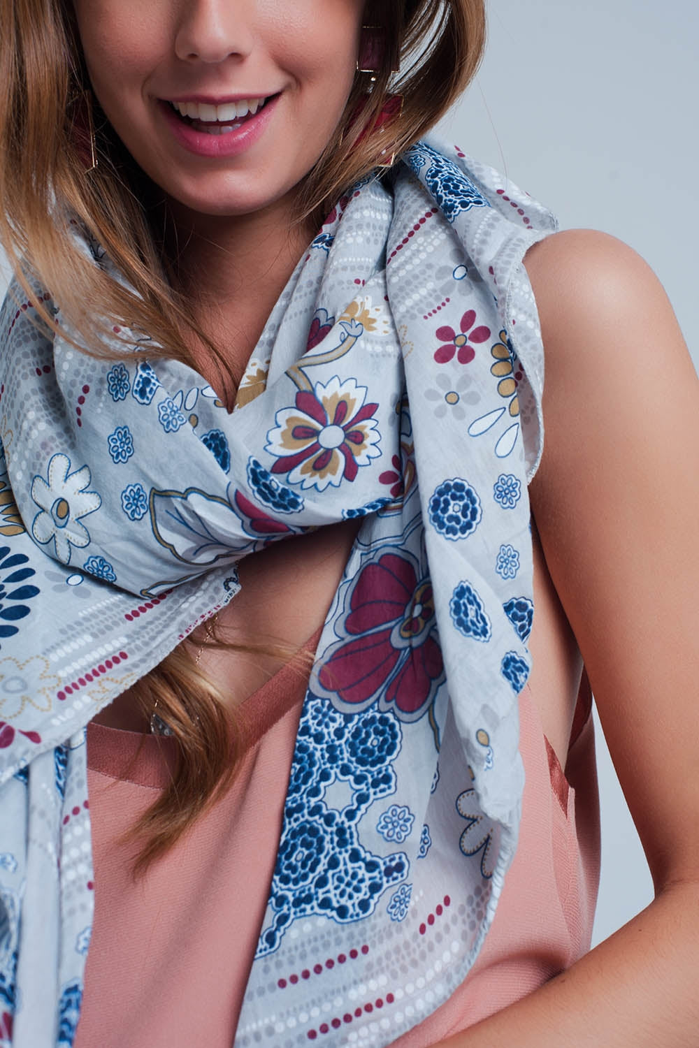 Q2 Fular con estampado floral