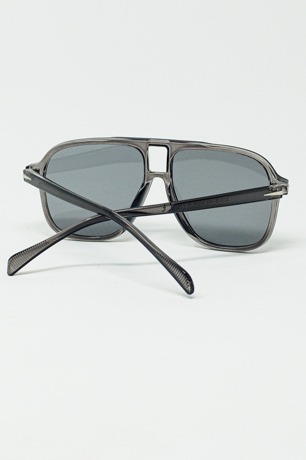 Gafas de Aviador Ovaladas con Lente Gris Ahumado en Gris Q2
