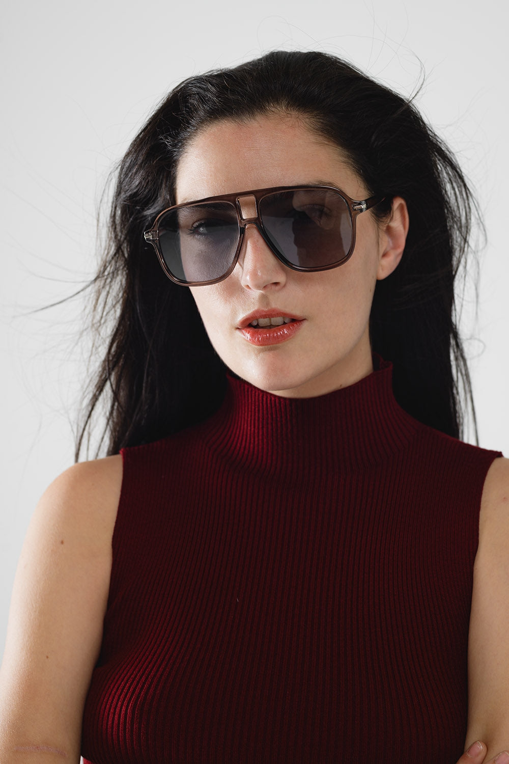 Gafas de Aviador Ovaladas con Lente Gris Ahumado en Gris Q2