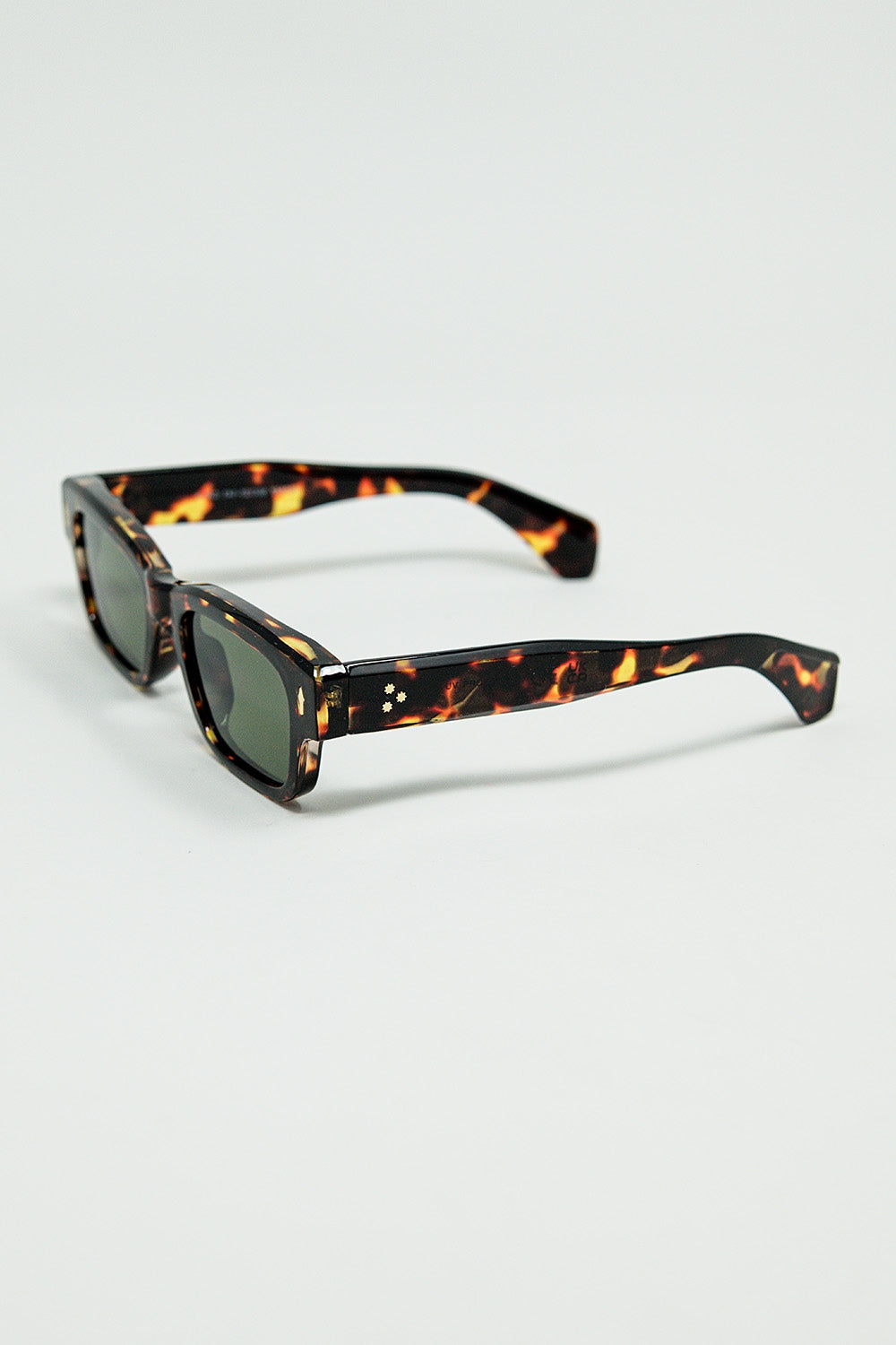 Gafas de sol color ámbar con lentes ovaladas de color verde oscuro Q2