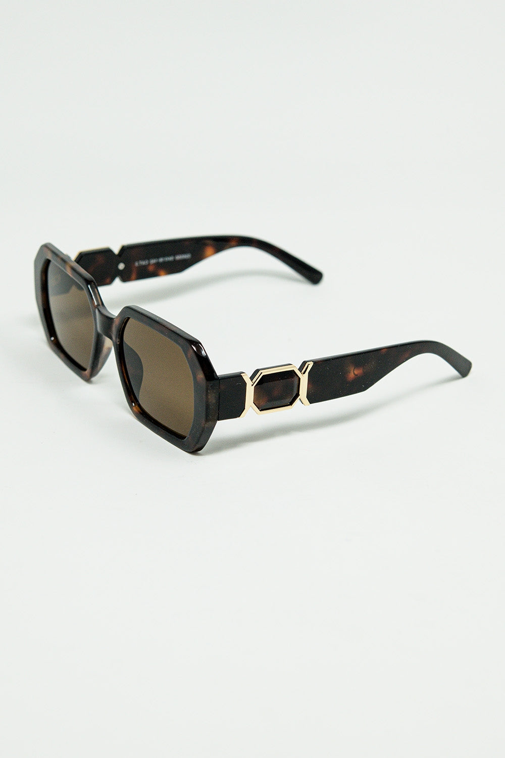 Gafas de sol con forma de diamante en color Ember con lentes tintadas en carey Q2