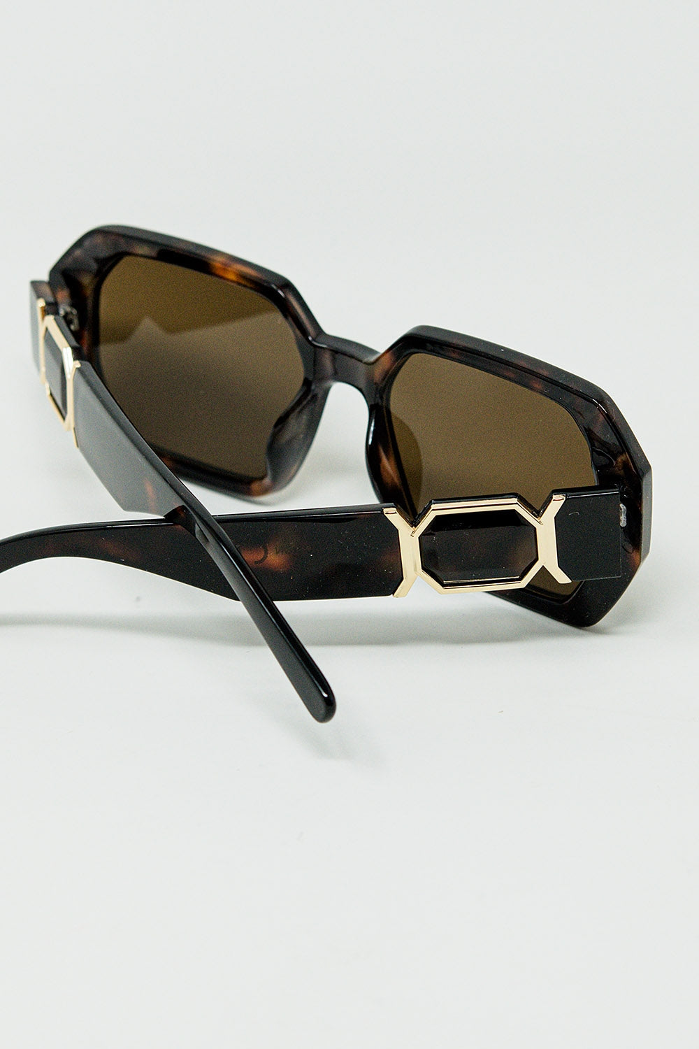 Gafas de sol con forma de diamante en color Ember con lentes tintadas en carey Q2