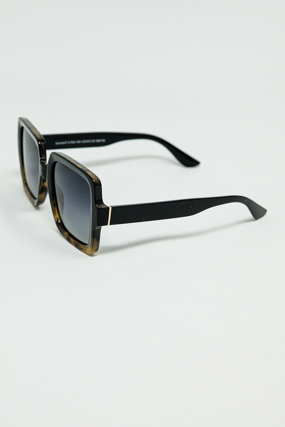 Gafas de sol con montura con estampado degradado y patillas negras Q2
