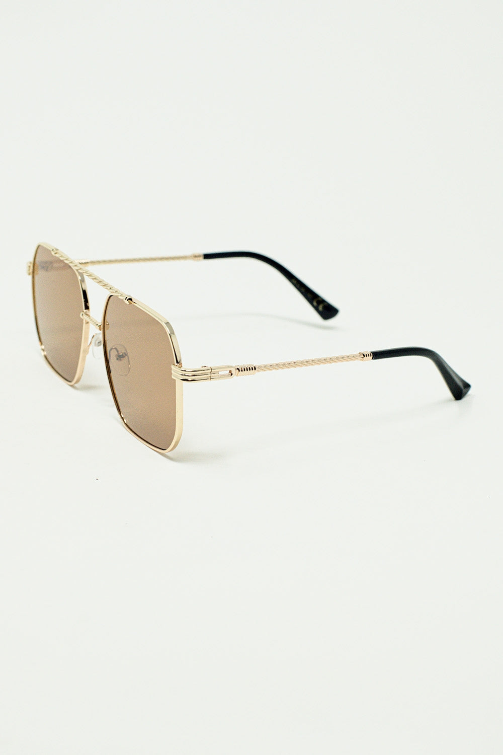 Gafas de sol con montura cuadrada dorada y lentes marrones Q2