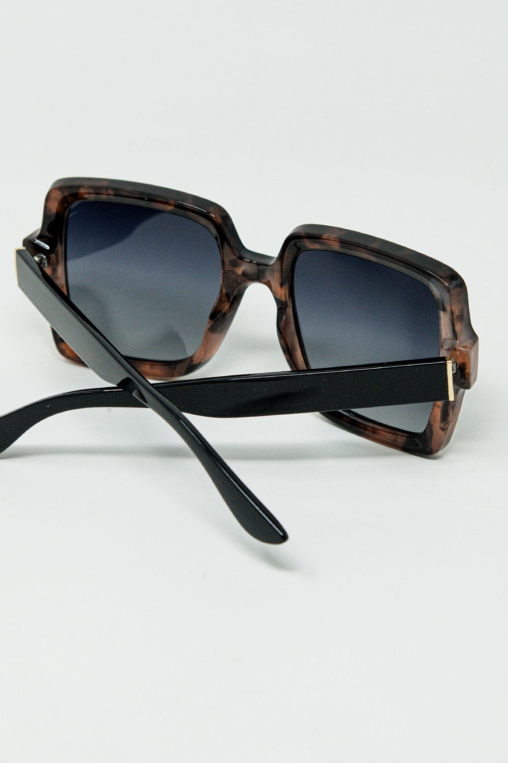 Gafas de sol con montura estampada marrón y patillas negras Q2