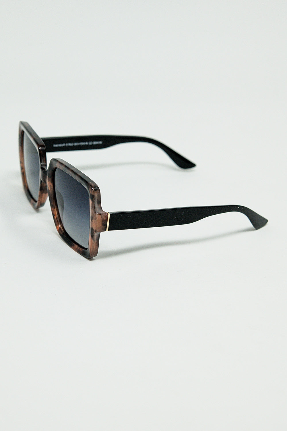 Gafas de sol con montura estampada marrón y patillas negras Q2