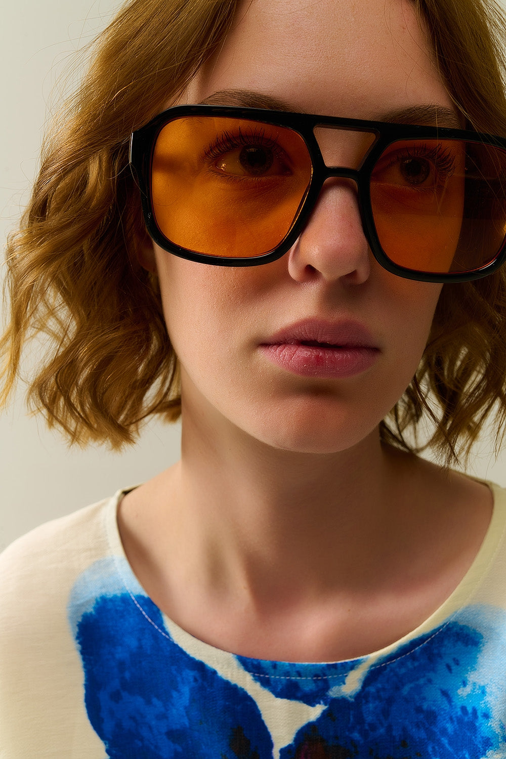 Gafas de sol con montura negra y cristales naranjas Q2