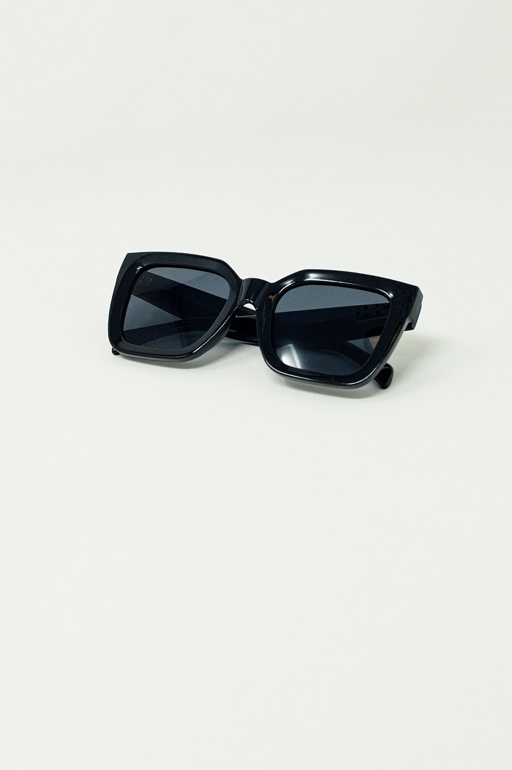 Gafas de sol cuadradas con cristales oscuros en negro Q2