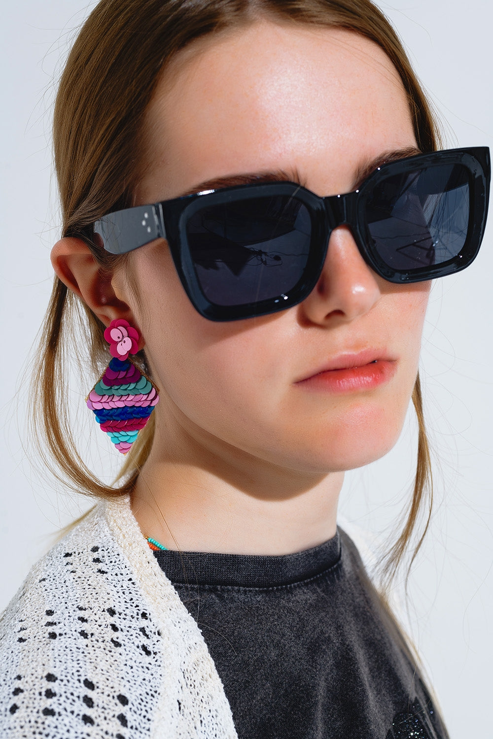 Gafas de sol cuadradas con cristales oscuros en negro Q2