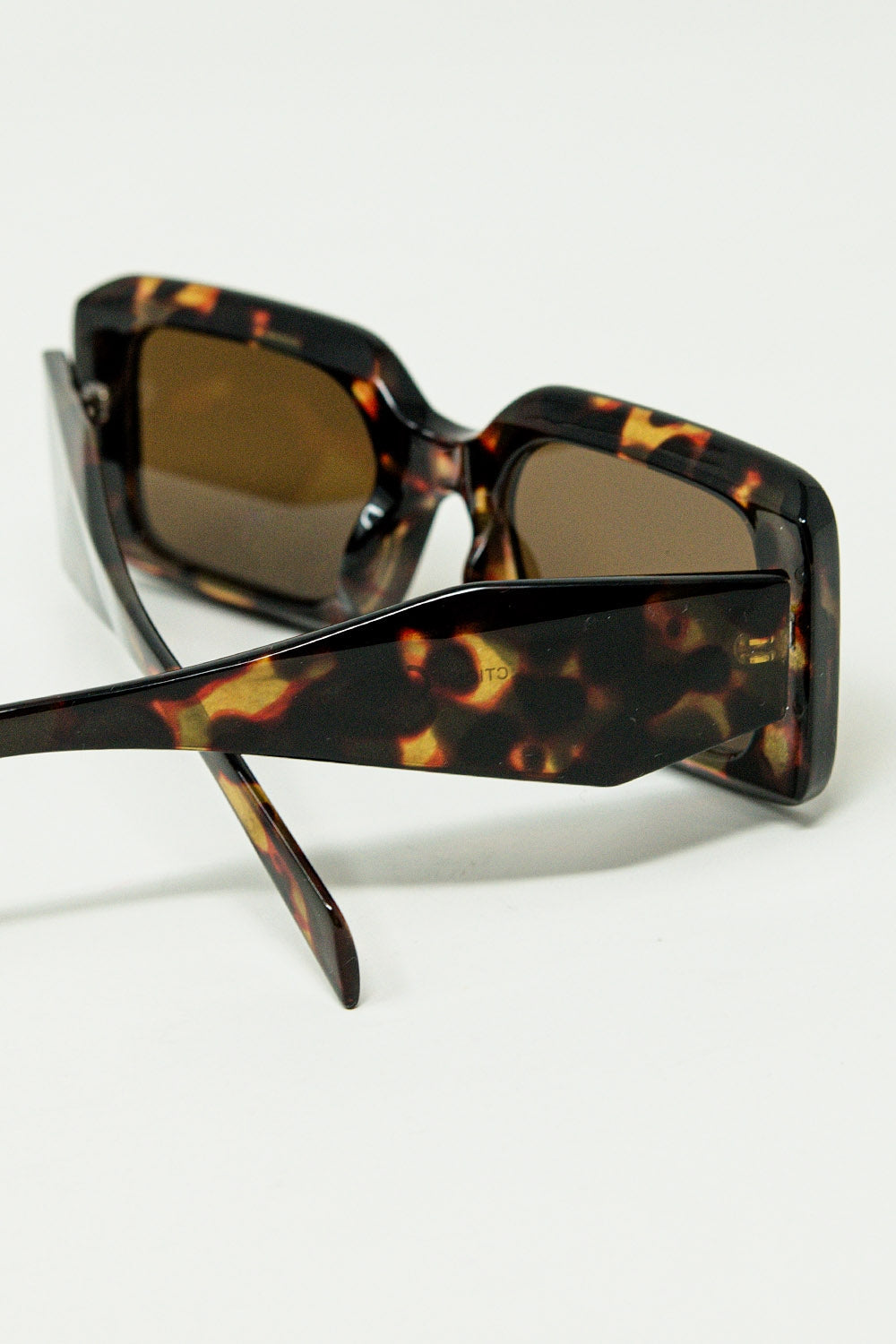gafas de sol cuadradas con estampado abstracto marrón Q2