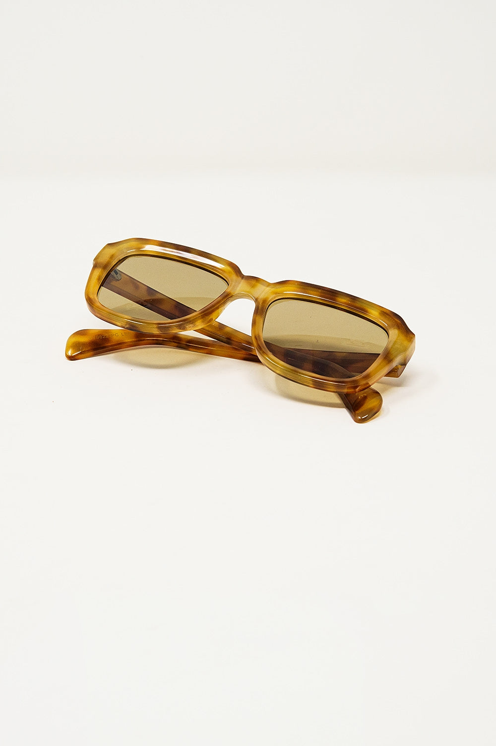 Gafas de sol cuadradas con montura amarilla en carey claro Q2
