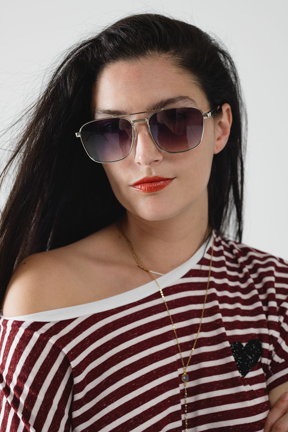 Gafas de sol cuadradas de metal con lentes ahumadas grises Q2