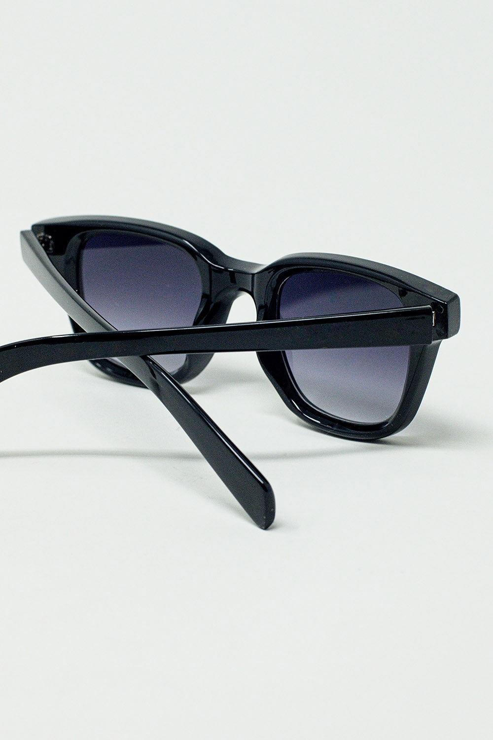 Gafas de sol cuadradas Delta negras gruesas Q2