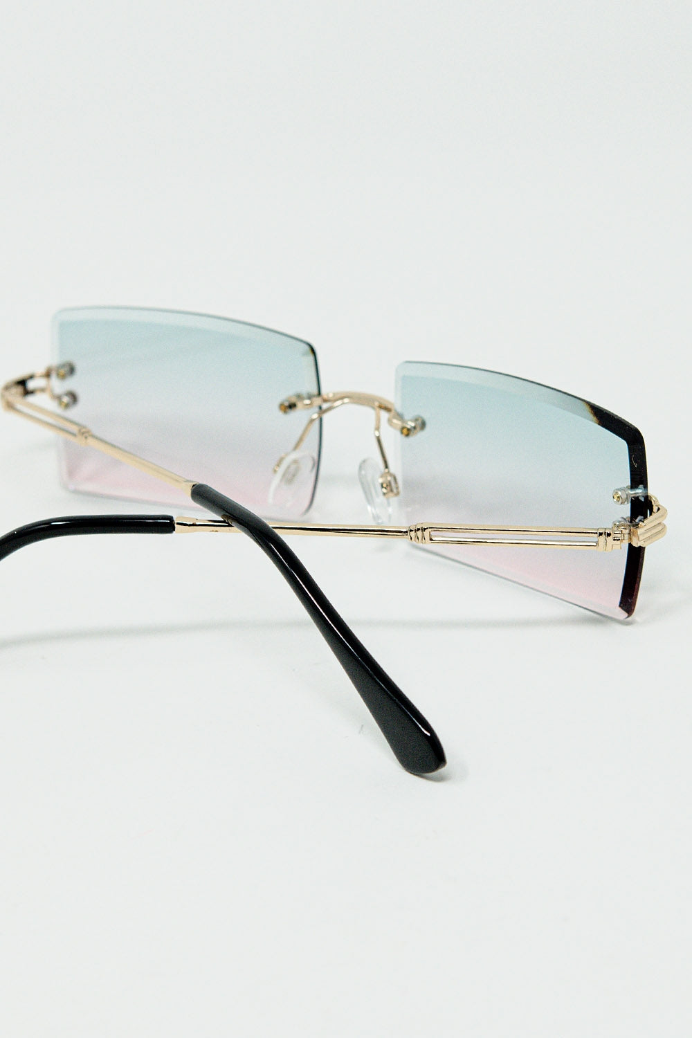 Gafas de sol cuadradas doradas sin montura con cristales degradados turquesa y rosa Q2