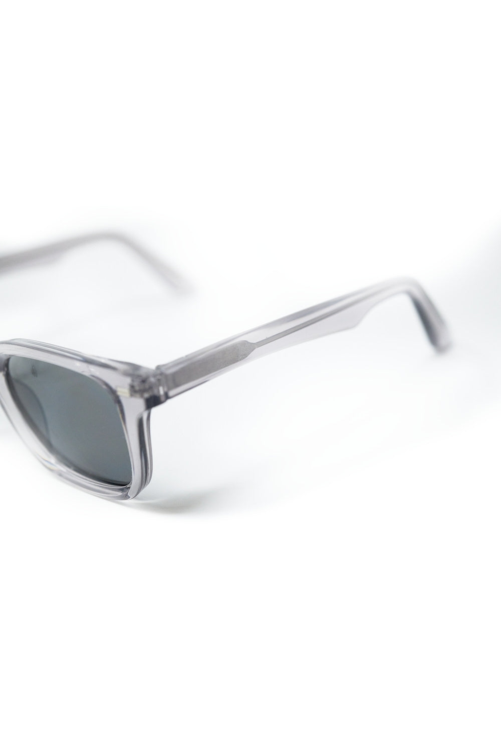 Gafas de sol cuadradas grises con cristales degradados negros y detalle metálico lateral Q2