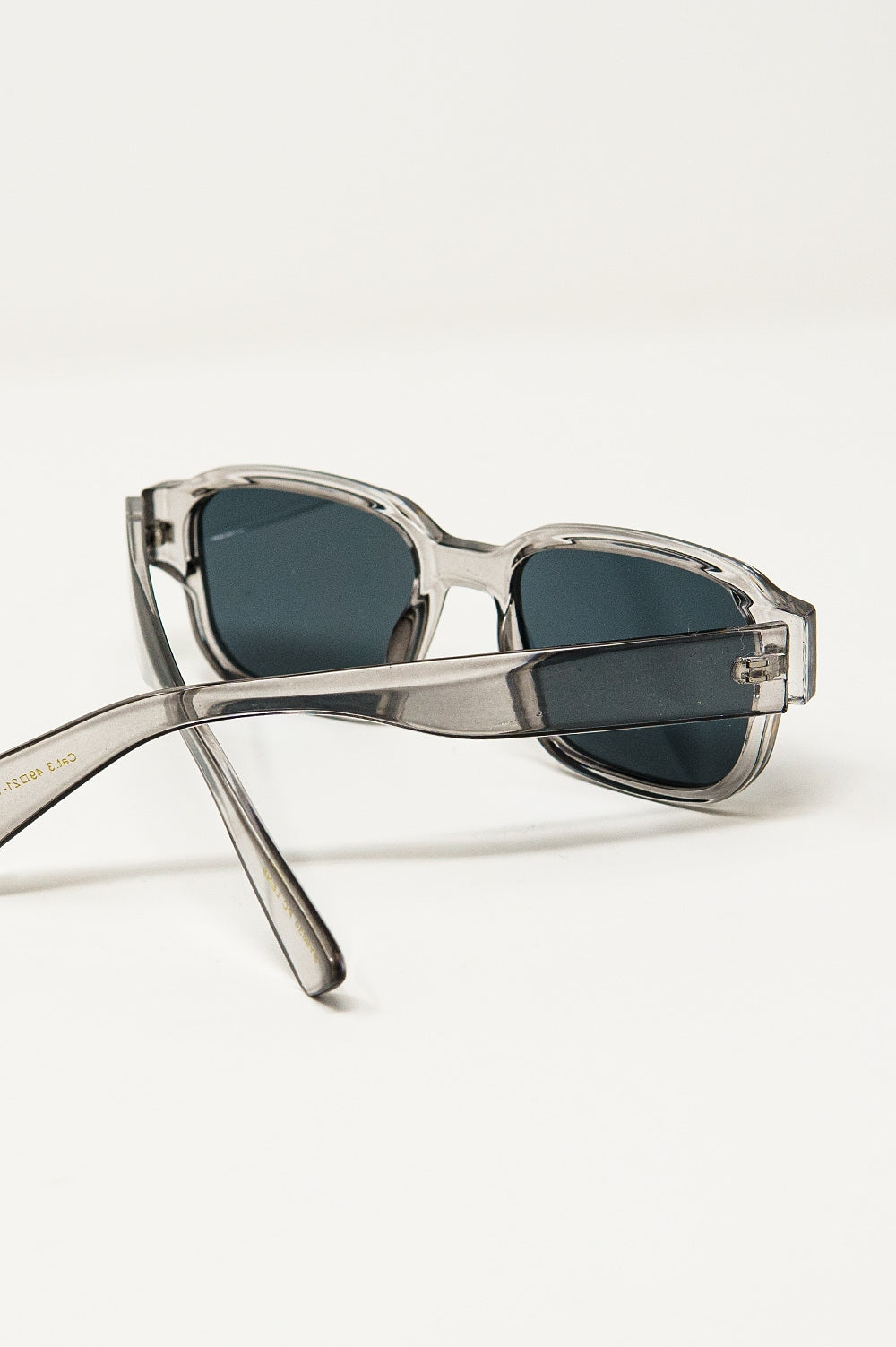 Gafas de sol cuadradas gruesas en gris cristal Q2