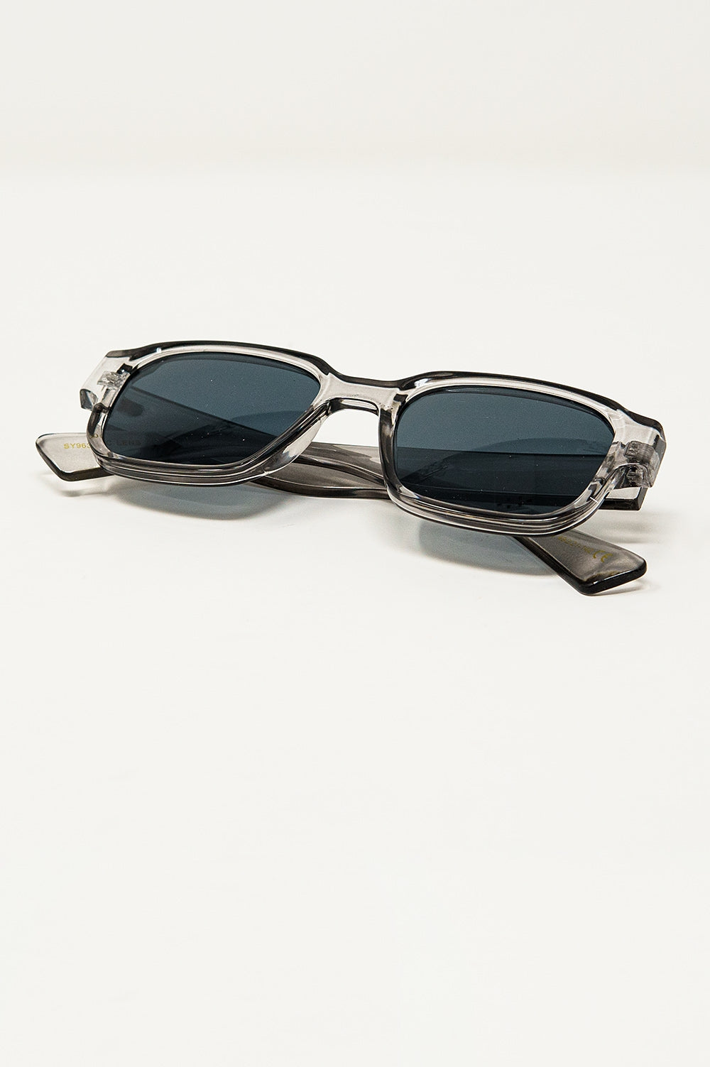 Gafas de sol cuadradas gruesas en gris cristal Q2