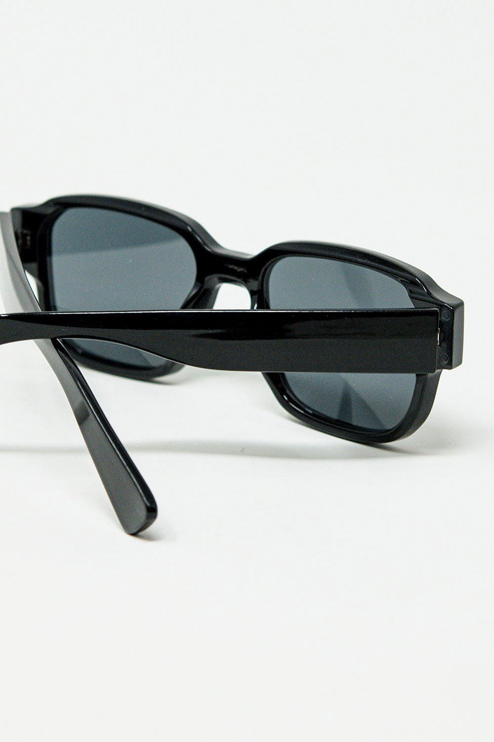 Gafas de sol cuadradas gruesas negras en gris cristal Q2