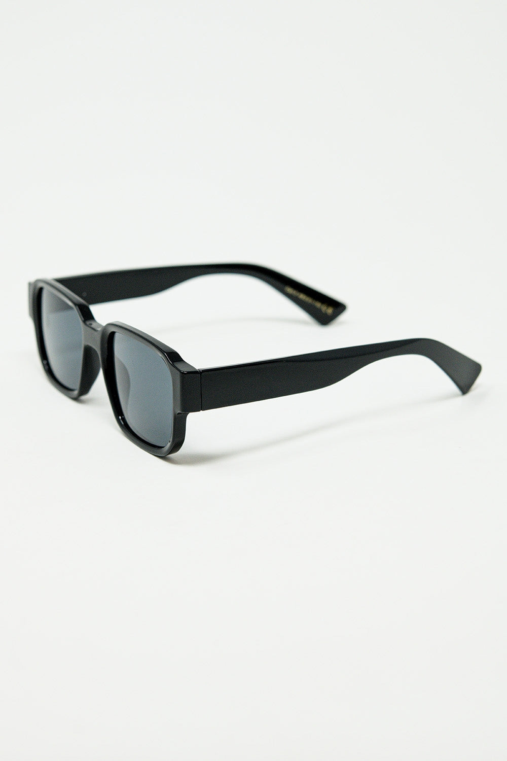 Gafas de sol cuadradas gruesas negras en gris cristal Q2