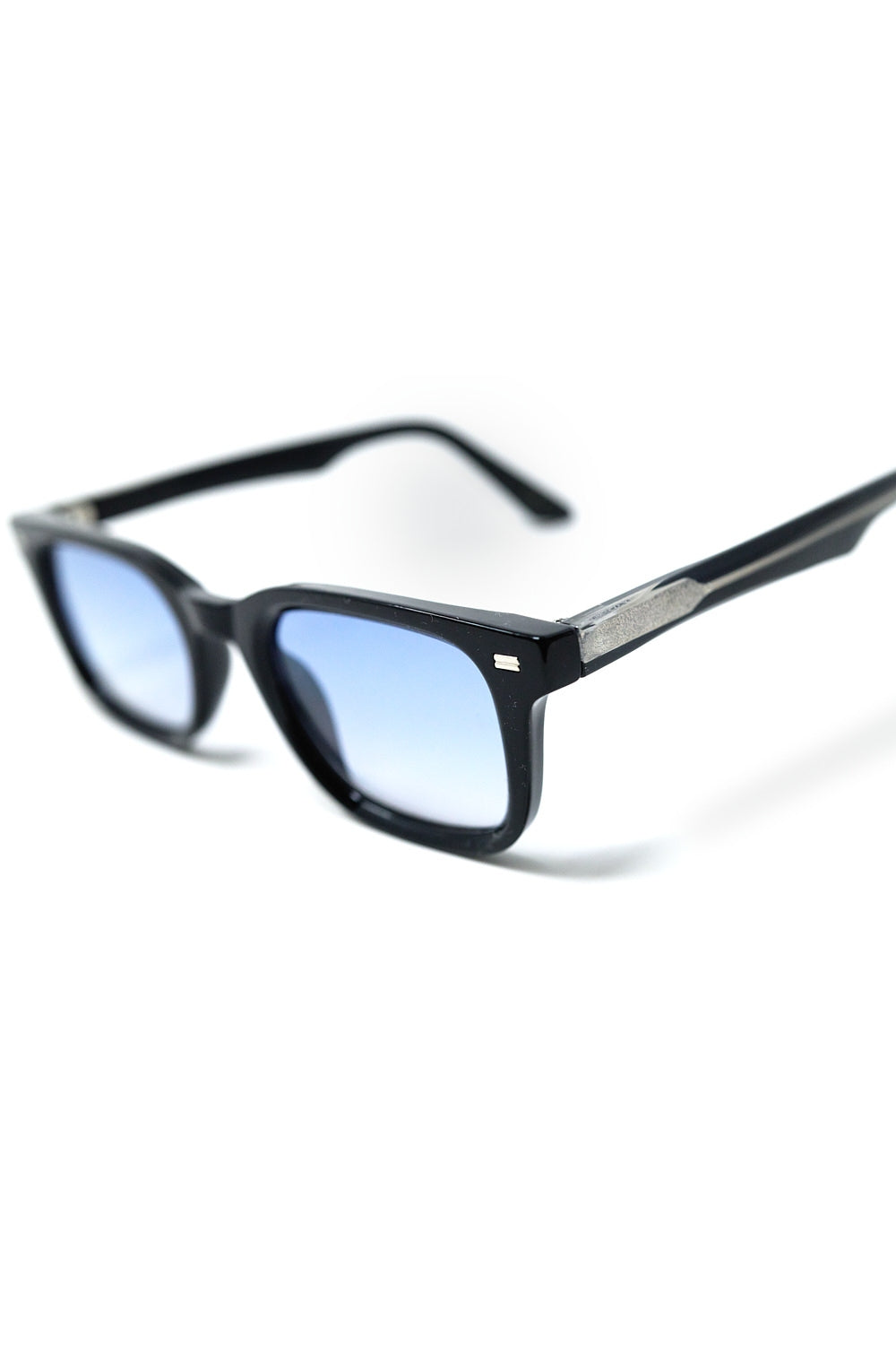 Gafas de sol cuadradas negras con cristales degradados azules y detalle metálico lateral Q2