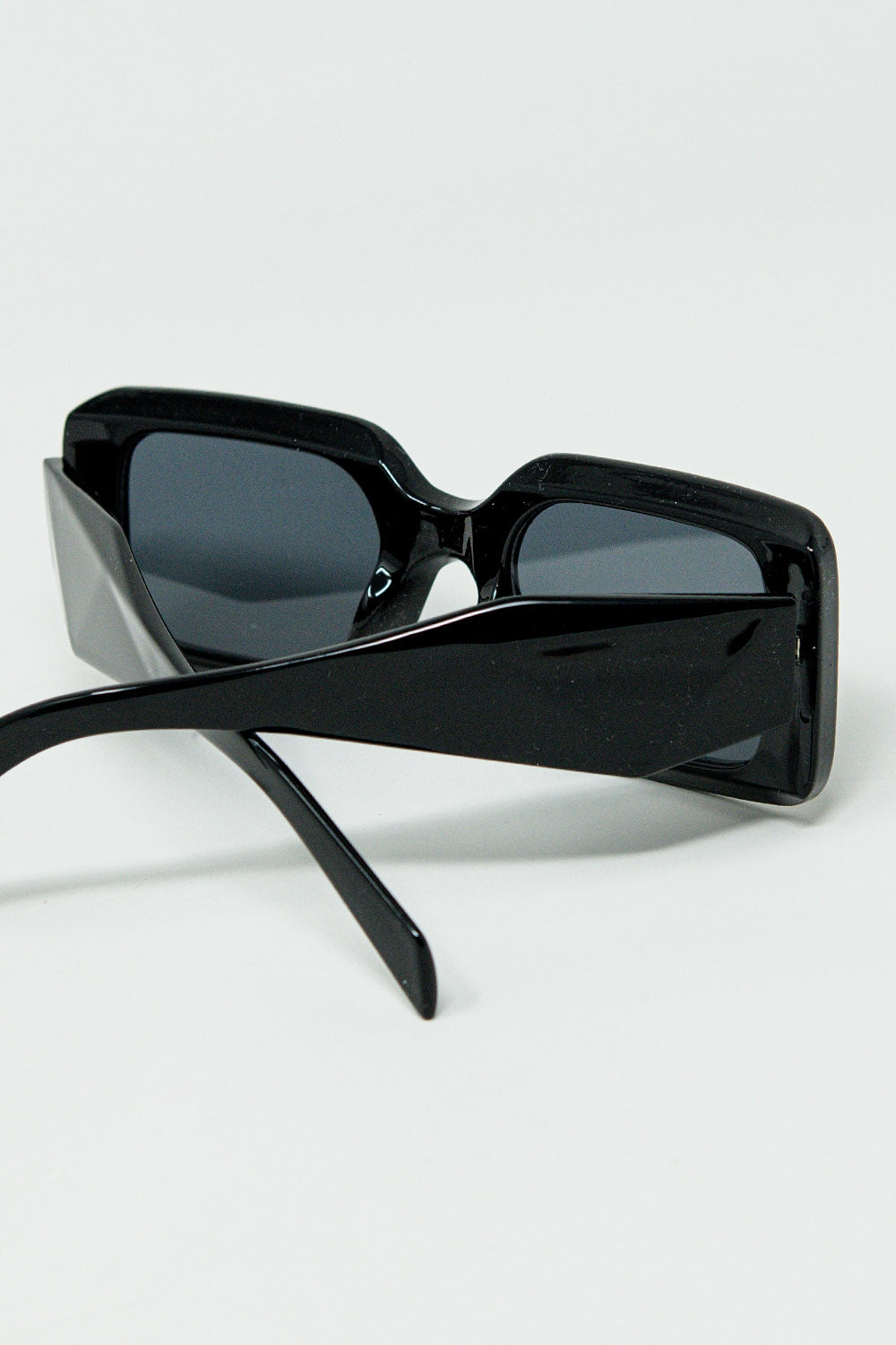 Gafas de sol cuadradas negras con detalle en el lateral Q2