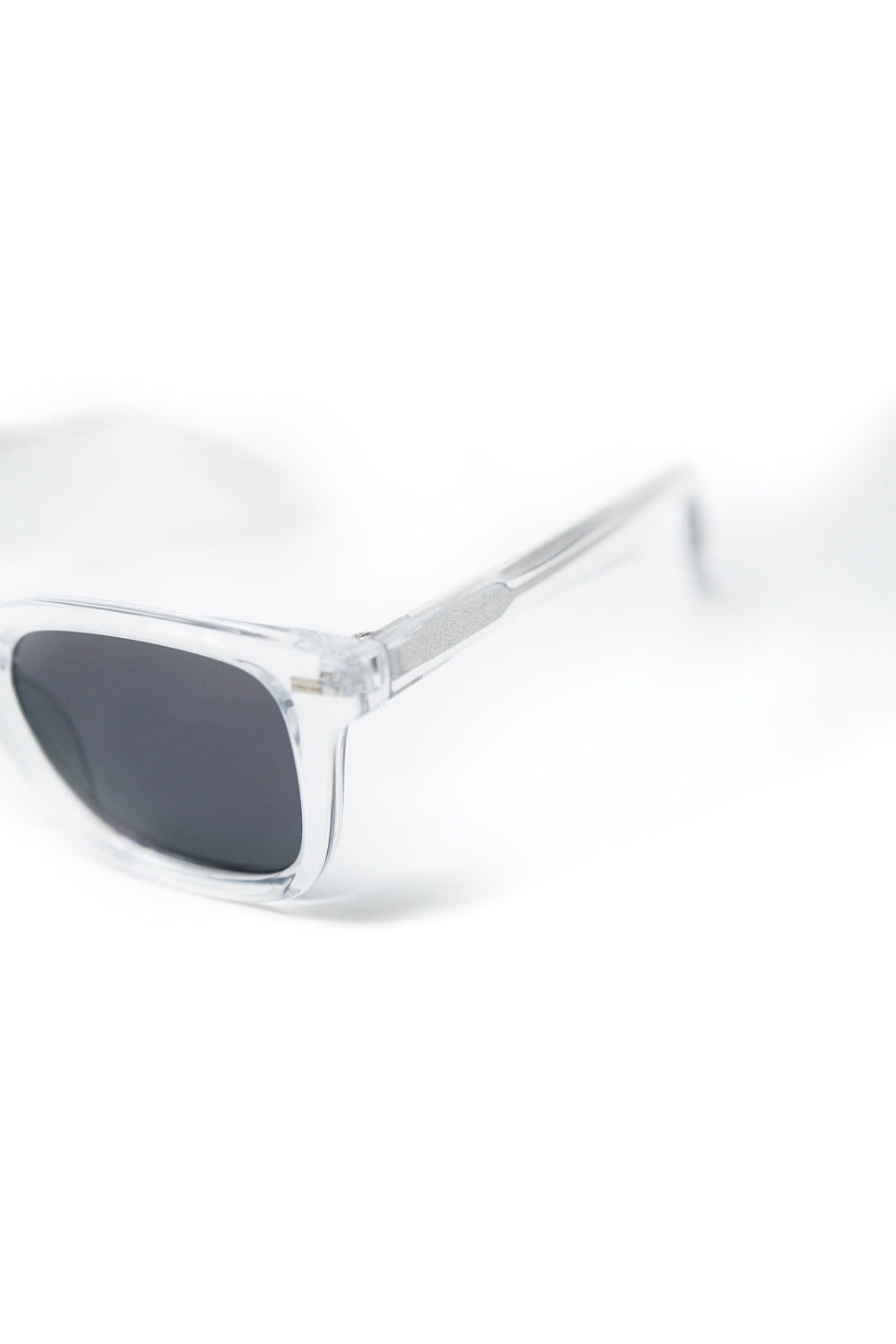 Gafas de sol cuadradas transparentes con cristales degradados negros y detalle metálico lateral Q2