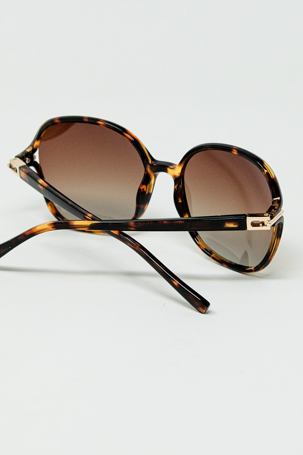 Gafas de sol redondas con estampado beige y detalle metálico dorado Q2