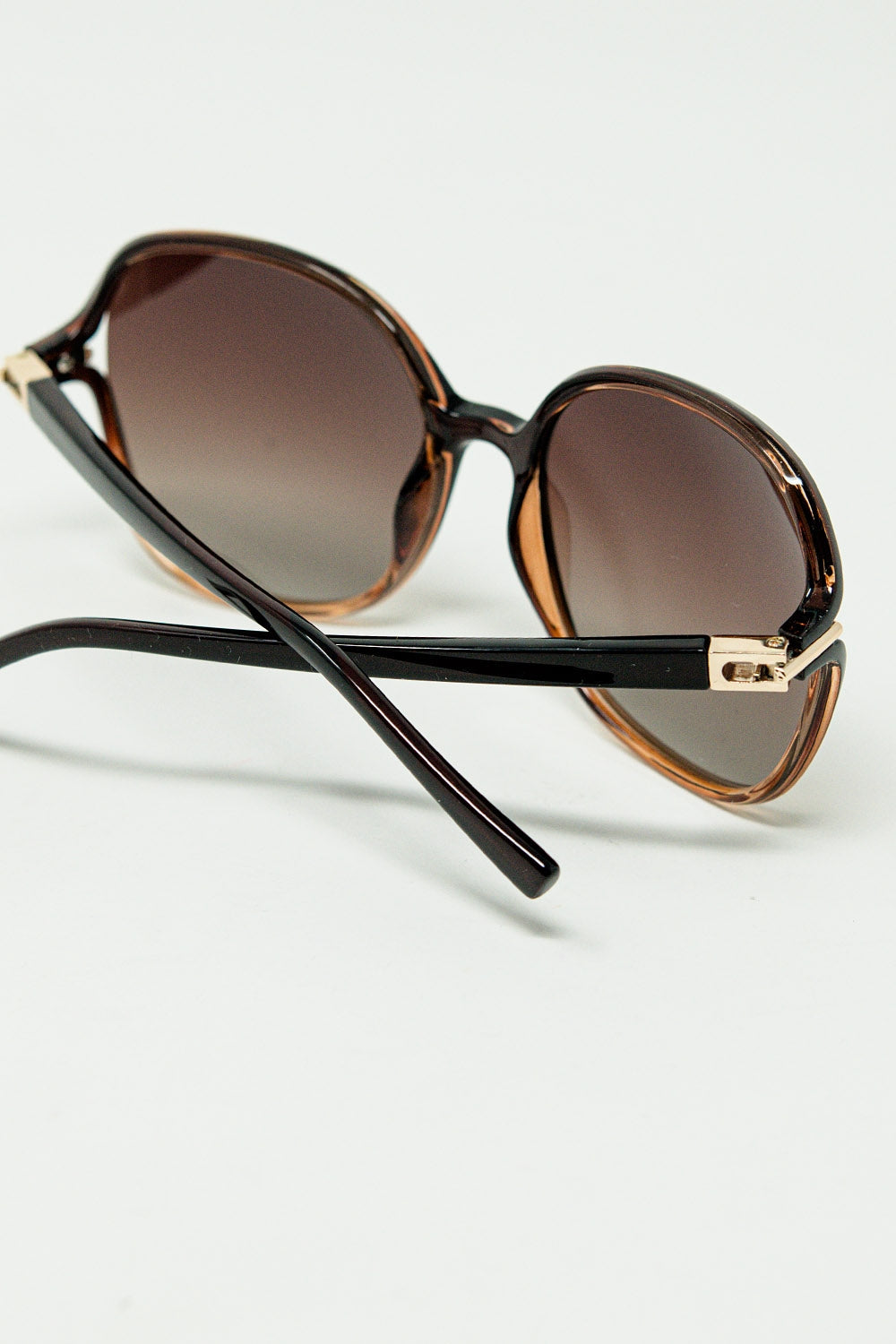 Gafas de sol redondas en color caramelo con detalle metálico dorado Q2