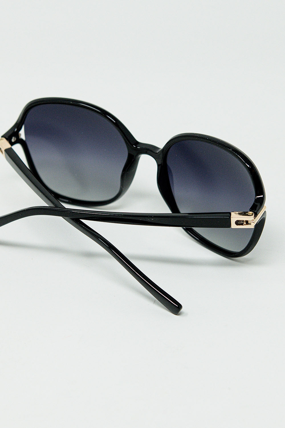 Gafas de sol redondas en negro con detalle metálico dorado Q2