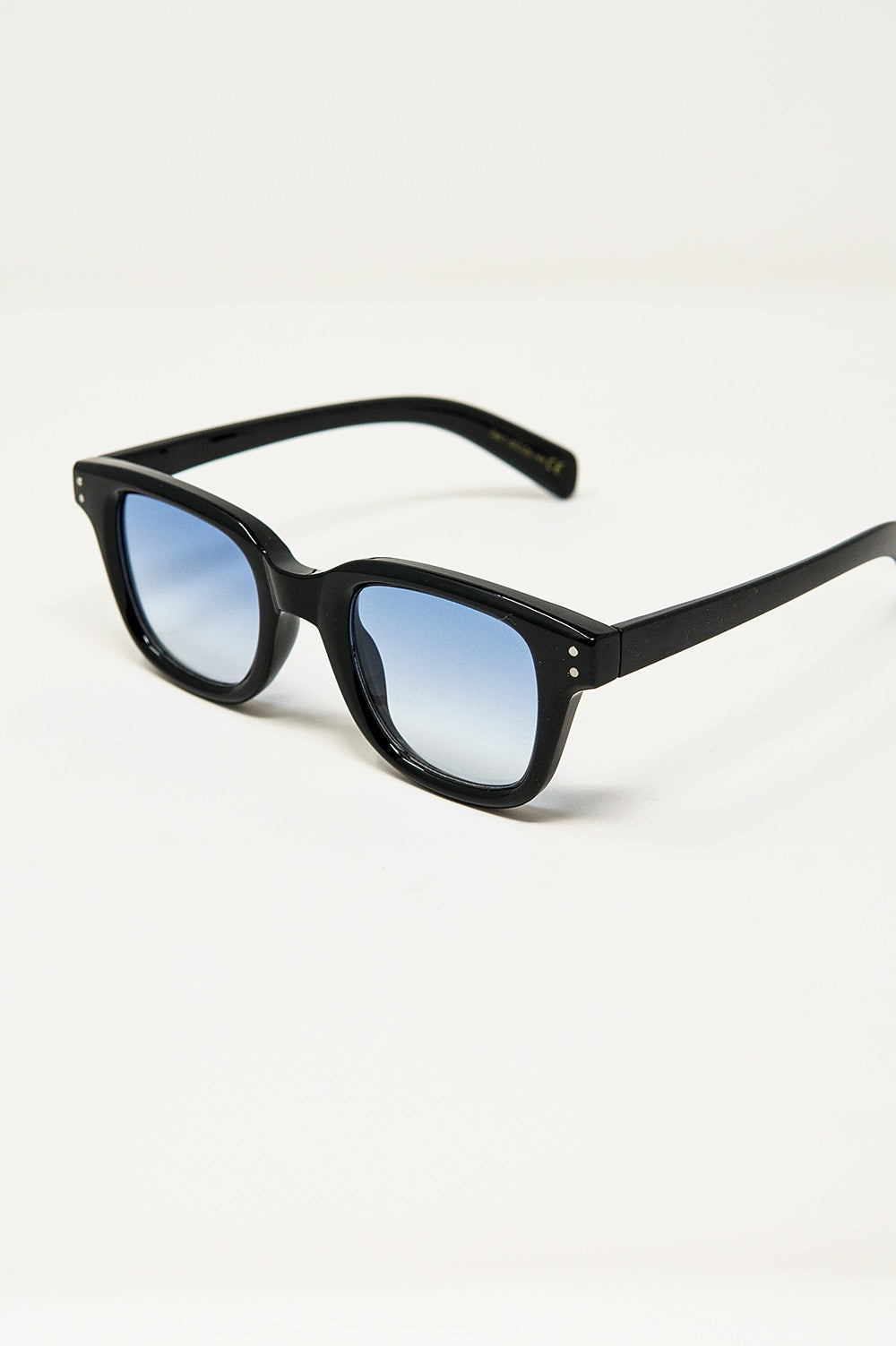 Gafas de sol retro redondas con lente azul ahumado en negro Q2