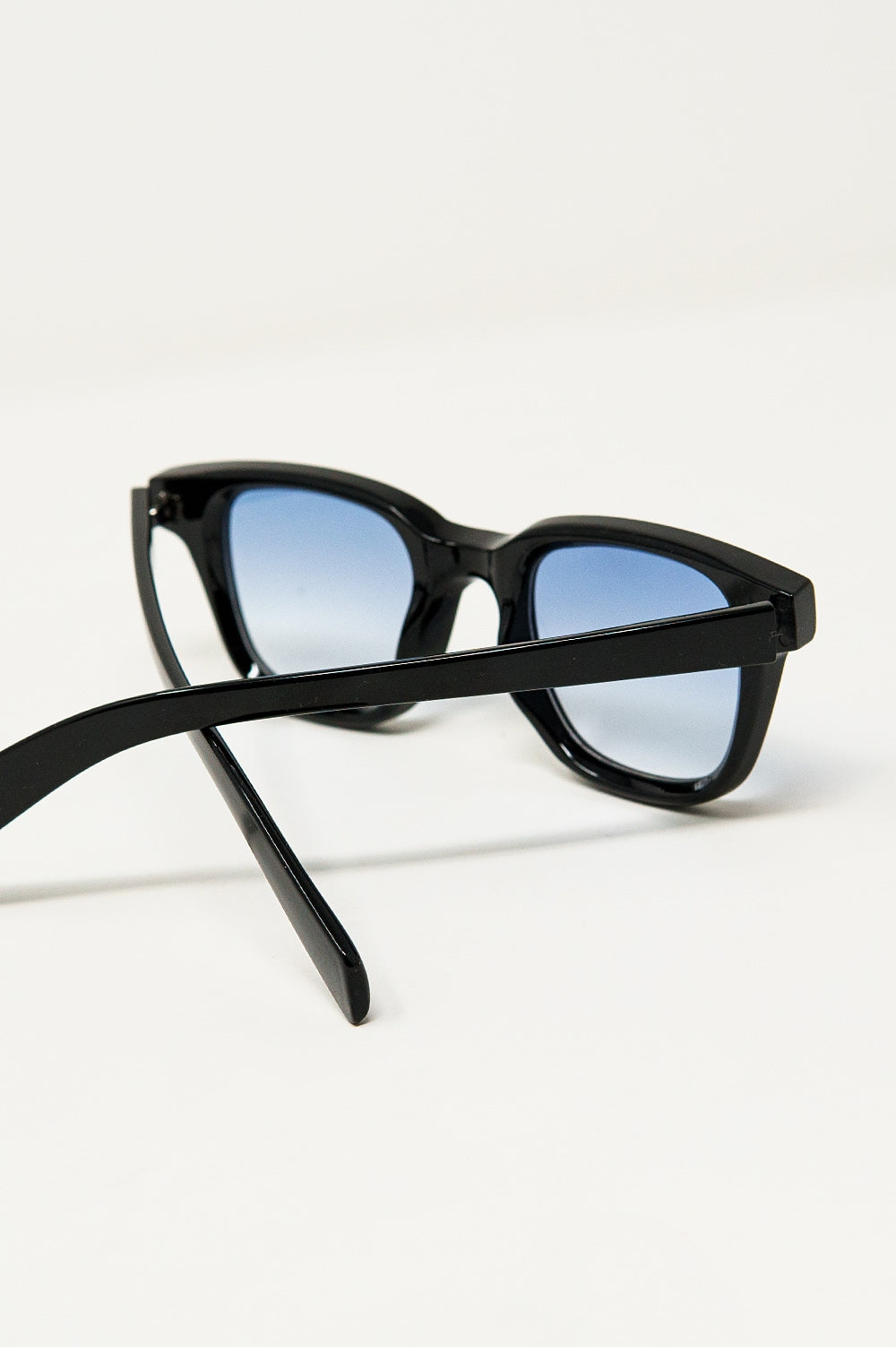 Gafas de sol retro redondas con lente azul ahumado en negro Q2